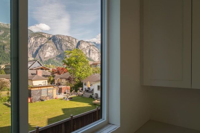 Detailed view of a mountainous background and a residential view | Image 14
