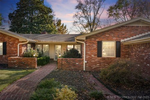 941 Se Paddock Ct, Bartlesville, OK, 74006-7717 | Card Image