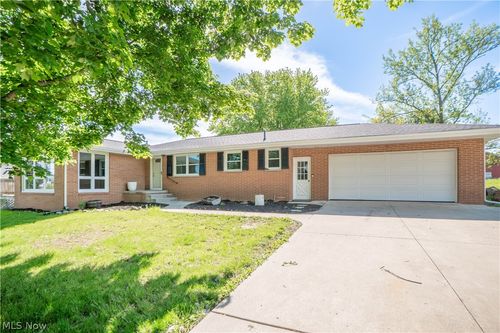 4544 Lakeknoll St, Louisville, OH, 44641-9627 | Card Image