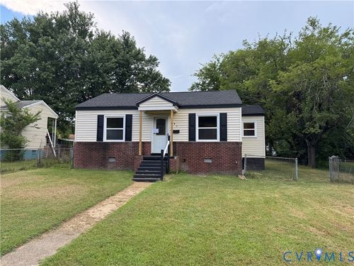 105 Gravatt Ave, Blackstone, VA, 23824-1207 | Card Image