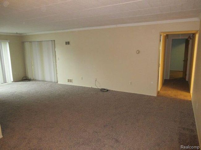 18447 University Park Dr, Condo with 2 bedrooms, 1 bathrooms and null parking in Livonia MI | Image 12