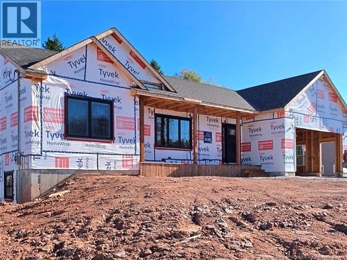 91 Pioneer Ave, House with 5 bedrooms, 3 bathrooms and null parking in Quispamsis NB | Card Image