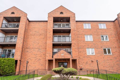 apt-303-6550 W Gunnison St, Harwood Heights, IL, 60706-4048 | Card Image