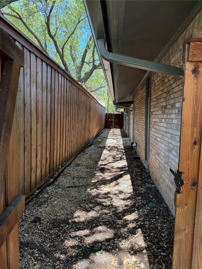 10527 Sandpiper Ln, Home with 3 bedrooms, 2 bathrooms and null parking in Dallas TX | Image 21