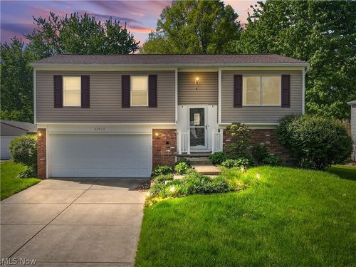 26917 Oxford Park Ln, Olmsted Twp, OH, 44138-1154 | Card Image