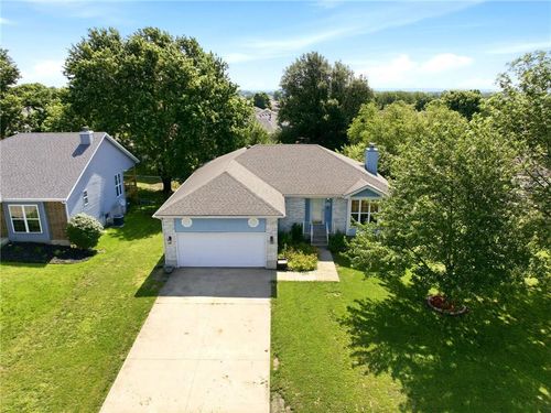 1204 Foxridge Dr, Warrensburg, MO, 64093-9676 | Card Image