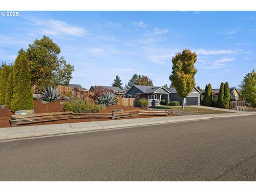 135 Othello Ave, Roseburg, OR, 97471-4997 | Card Image