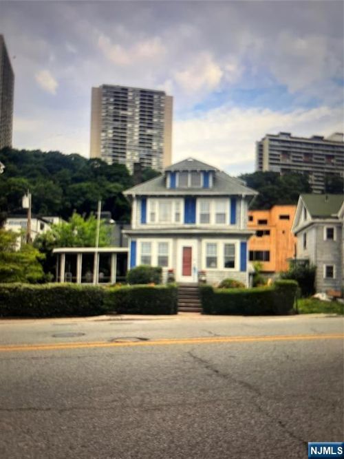 1332 River Rd, Edgewater, NJ, 07020-1448 | Card Image