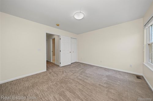 38282 Saratoga Cir, Farmington Hills, MI, 48331-3706 | Card Image