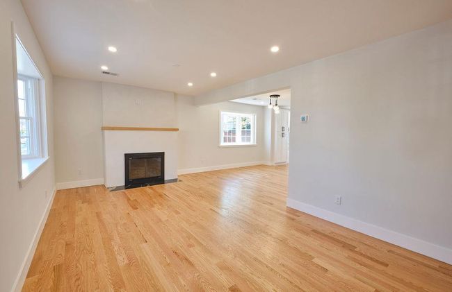 34 State St, House other with 2 bedrooms, 2 bathrooms and 3 parking in New Rochelle NY | Image 4