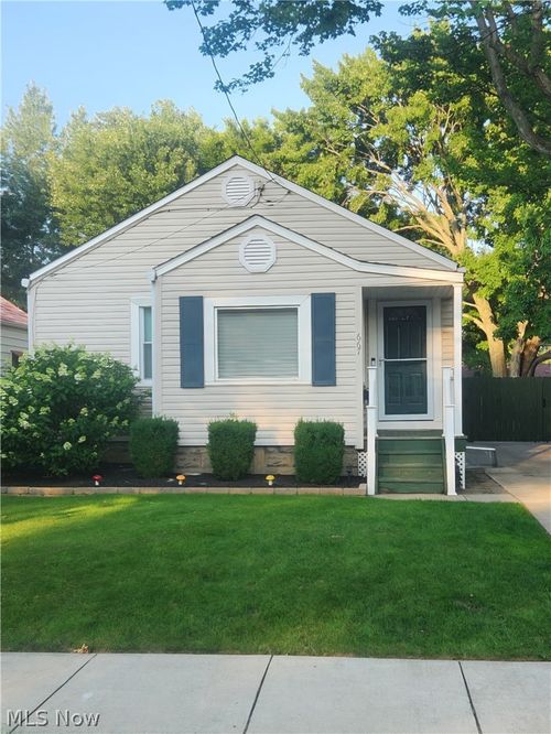 667 Essex St, Akron, OH, 44306-3349 | Card Image