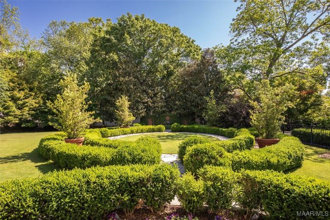 Lush and sweeping lawn | Image 42