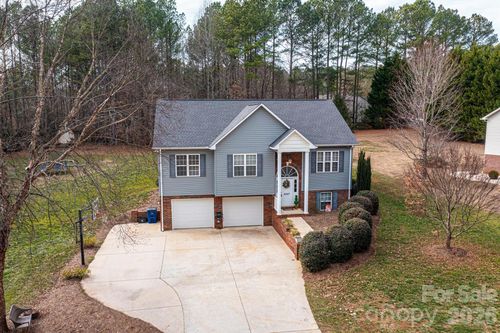 5247 Whitewater Dr, Hickory, NC, 28601-9079 | Card Image