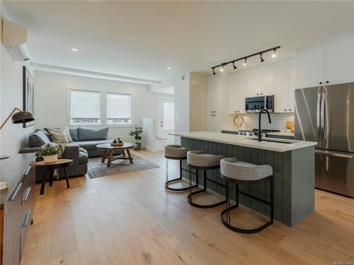 4-1830 Allenby St, Victoria, BC, V8R | Card Image