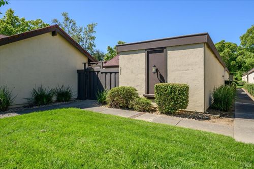 225 Fairoaks Dr, Vacaville, CA, 95688-5320 | Card Image