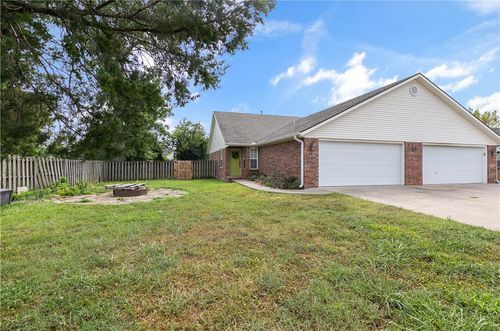 910 Nw A St, Bentonville, AR, 72712-4735 | Card Image