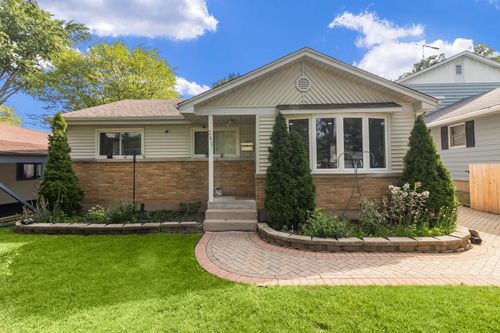261 N Shaddle Ave, Mundelein, IL, 60060-2531 | Card Image
