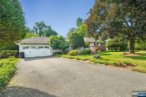 425 Beech Ave, Paramus, NJ, 07652-5731 | Card Image