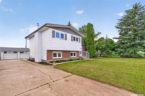 1343 Stadacona Street W, Moose Jaw, SK, S6H6L4 | Card Image