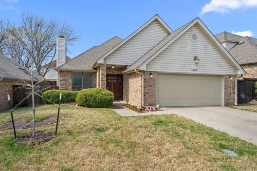 1205 Olde Towne Dr, Irving, TX, 75061-6156 | Card Image