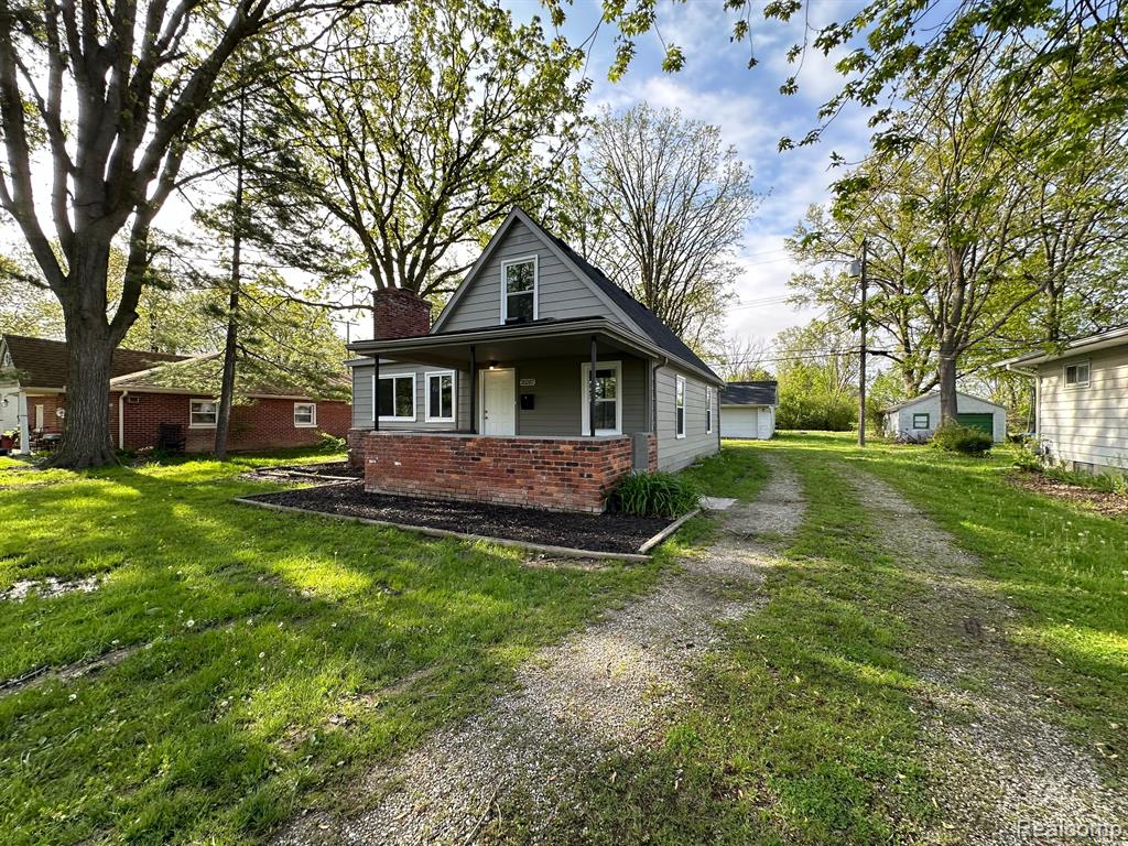 Newman Dr, Brownstown Twp, MI 48183