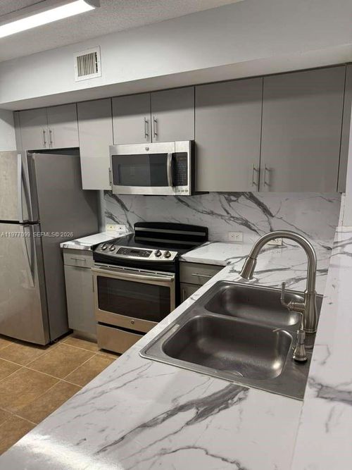 apt-202-677 111th Ave, Pembroke Pines, FL, 33025-6998 | Card Image