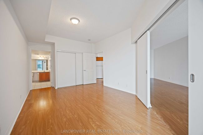 1017 - 230 Queens Quay W, Condo with 2 bedrooms, 1 bathrooms and null parking in Toronto ON | Image 25