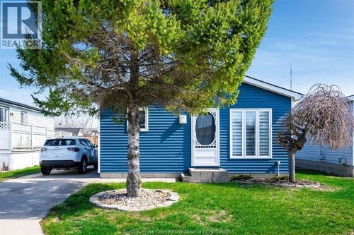4 Hawthorne Dr, Mcgregor, ON, N0R1J0 | Card Image
