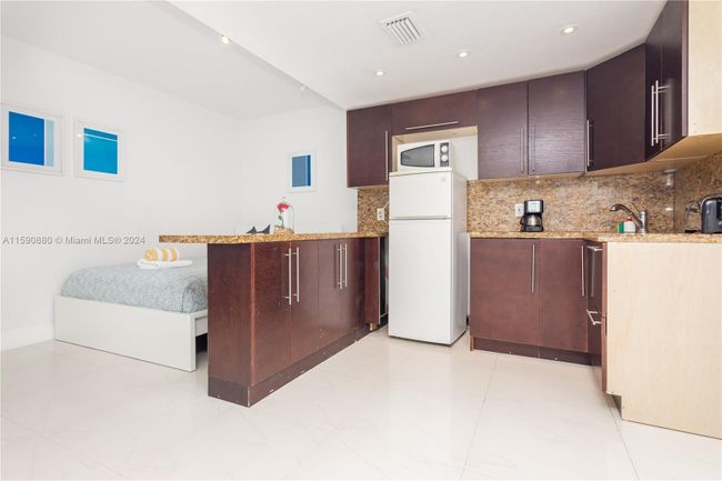 1101 - 5445 Collins Ave, Condo with 1 bedrooms, 1 bathrooms and null parking in Miami Beach FL | Image 8