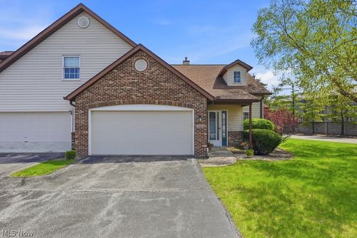 5723 Gateway Ln, Brook Park, OH, 44142-2000 | Card Image