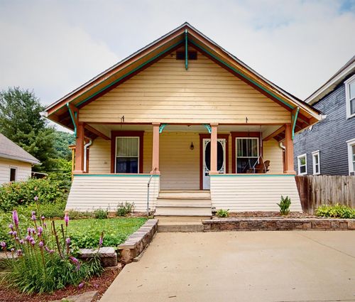 221 Meadow Ave, Mannington, WV, 26582-3028 | Card Image