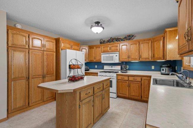 Spacious kitchen with island | Image 10