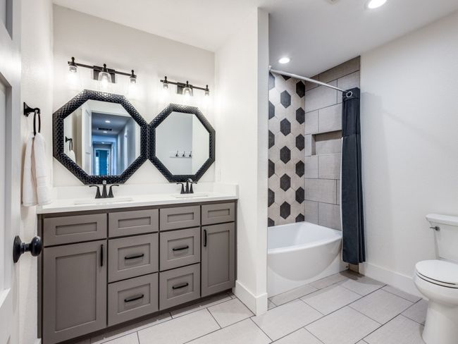 Charming guest bathroom between the two guest bedrooms has a double sinks and large shower/tub area with shampoo niche to the upper​​‌​​​​‌​​‌‌​‌‌​​​‌‌​​‌‌​‌​​​​​‌ right. | Image 21