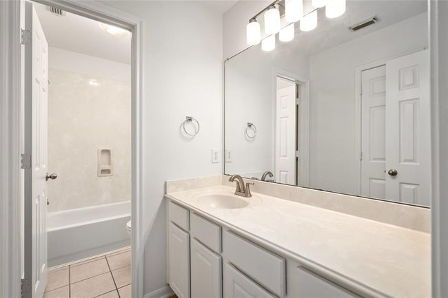 Secondary Bathroom | Image 17