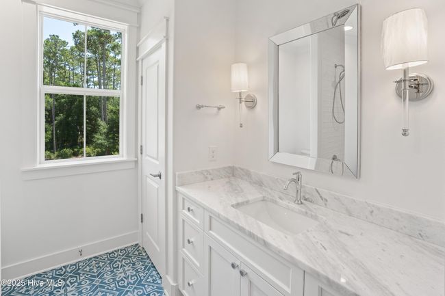 Upstairs guest bath | Image 112