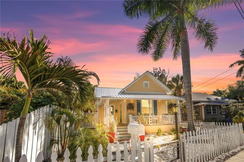 748 11th Ave N, St Petersburg, FL, 33701-1556 | Card Image