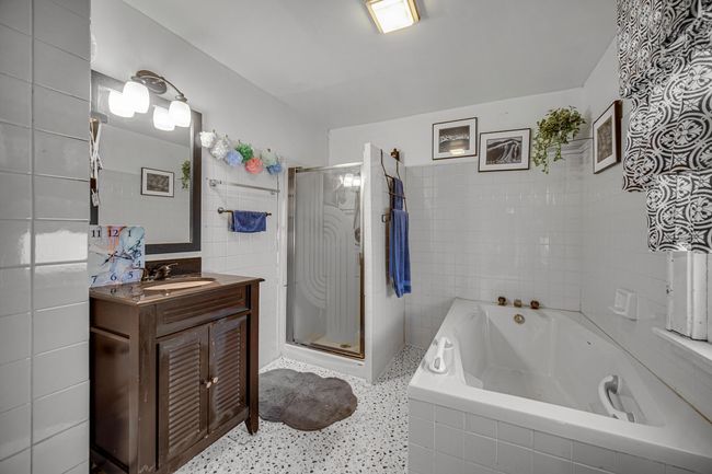 UPSTAIRS MAIN BATH | Image 15
