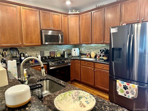 121 Wildwood Cir, Holtsville, NY, 11742-1623 | Card Image