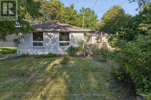 105 Bolton Avenue, Newmarket (Huron Heights-Leslie Valley), ON, L3Y2X3 | Card Image