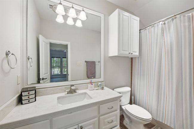 Upgraded light and bright secondary bathroom | Image 29