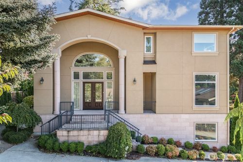 9426 Lake Washington Blvd Ne, Bellevue, WA, 98004-5409 | Card Image