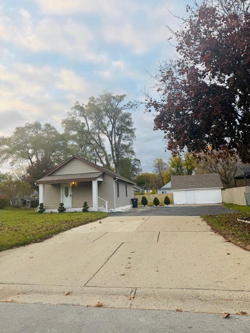 743 Hollister St, Pontiac, MI, 48340-2429 | Card Image