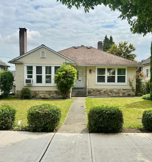 418 Fader St, New Westminster, BC, V3L3T1 | Card Image