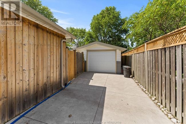 1568 St Gabriel Crt, Home with 3 bedrooms, 2 bathrooms and null parking in Windsor ON | Image 5