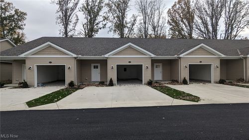 640 Treadway Blvd, Sheffield Lake, OH, 44054-1427 | Card Image