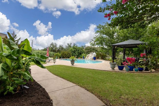 This property is landscaped so beautifully! | Image 8