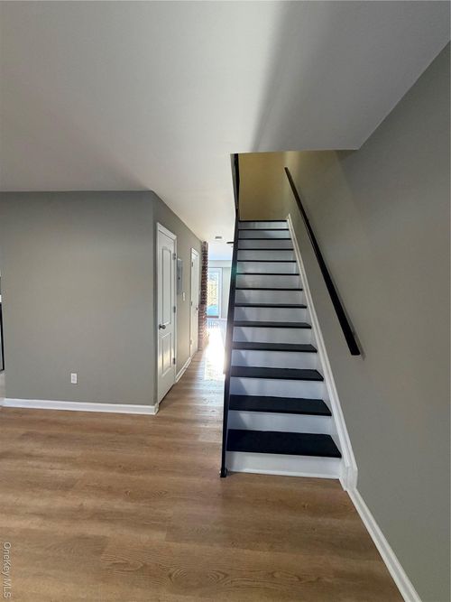 213 Hill Rise, Calverton, NY, 11933-1706 | Card Image