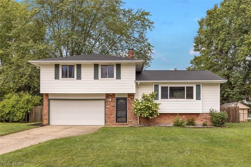 8902 Lincolnshire Blvd, Strongsville, OH, 44149-1154 | Card Image