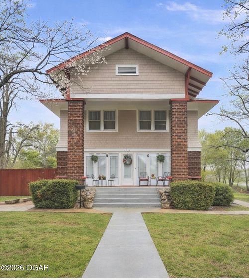 215 E Mckinney St, Neosho, MO, 64850-1833 | Card Image