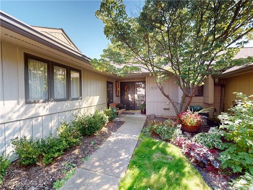 3216 Richmond Rd, Beachwood, OH, 44122-4177 | Card Image